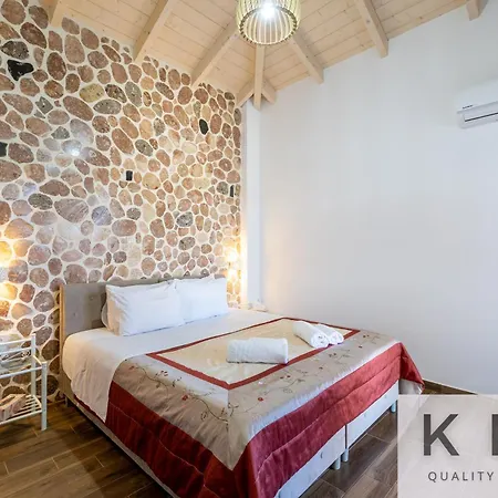 Leo's Red Stone & White Stone Made Villas, 2 With Private Pool In Village Karavádhos