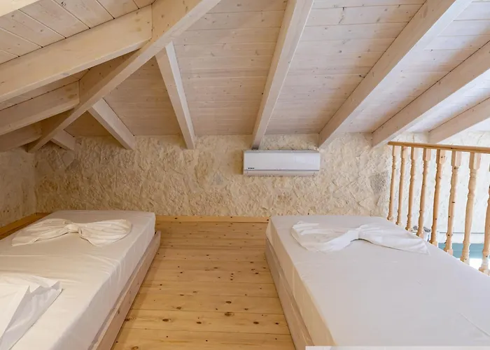 Leo's Red Stone & White Stone Made Villas, 2 With Private Pool In Village